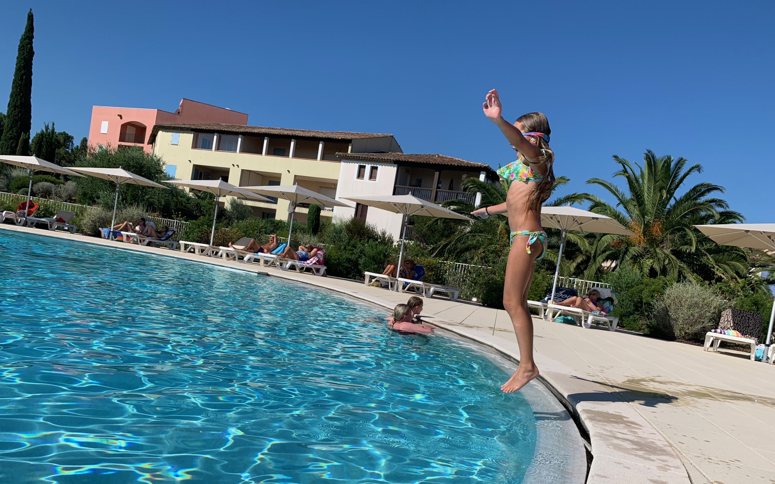 Enfant sautant dans la Piscine de Roquebrune